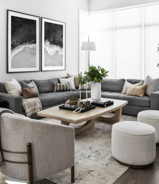 Високо розташований телевізор Неправильне розміщення меблів: телевізор занадто високо, що призводить до дискомфорту при перегляді.