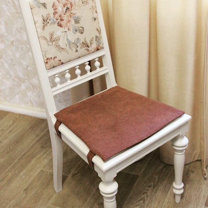 Реставрація стільця Оновлений старий стілець після реставрації, додає шарму інтер'єру кімнати.