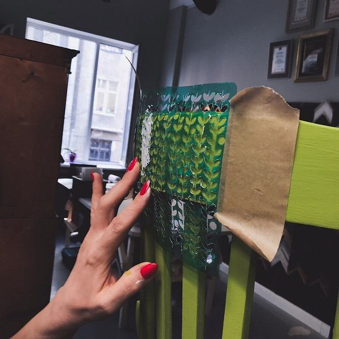 Стілець: до і після Стілець до та після реставрації: порівняння оновленого вигляду старих меблів.