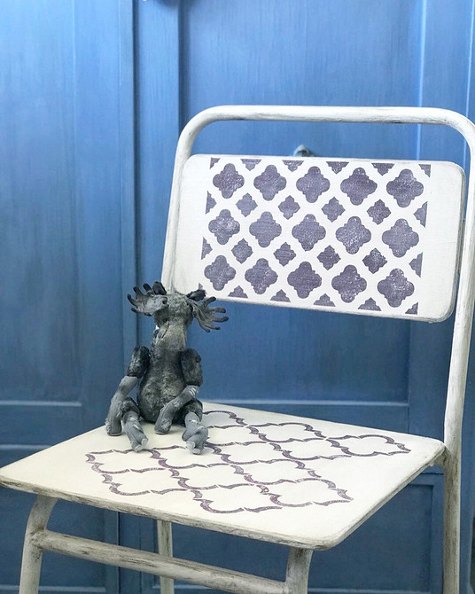 Нова тканина Старий стілець з новою тканиною, приклад успішної реставрації меблів.