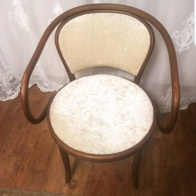 Стілець - витвір мистецтва Оновлення старих меблів: перетворення звичайного стільця на витвір мистецтва.