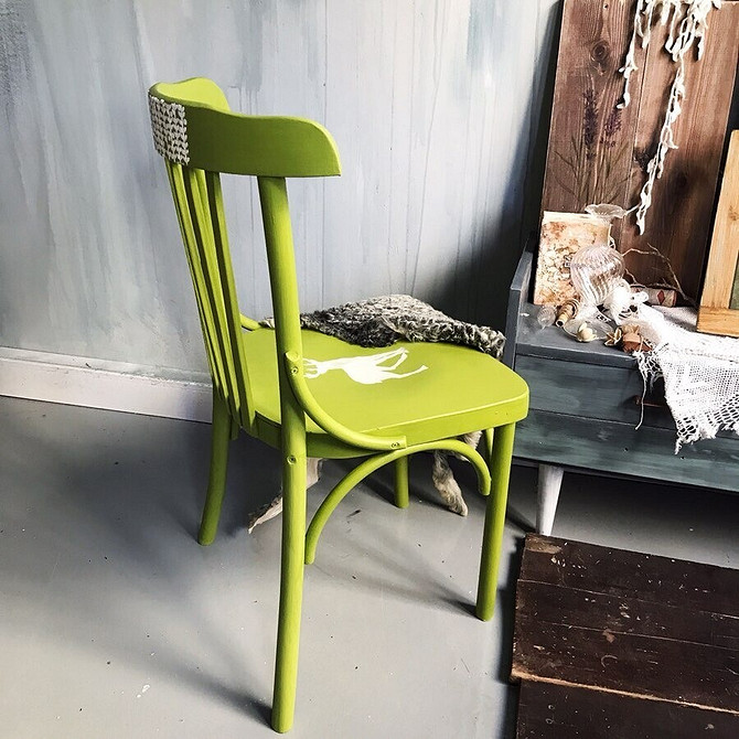 Дерев'яний стілець: реставрація Реставрований стілець з дерев'яними елементами: класичний дизайн для вашого інтер'єру.