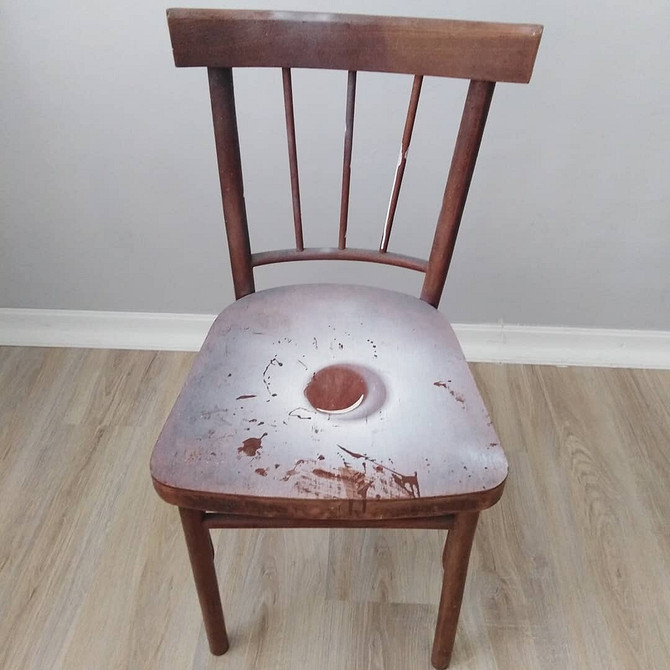 Новий вигляд стільця Простий спосіб оновити старий стілець: фарбування та нова оббивка для свіжого вигляду.