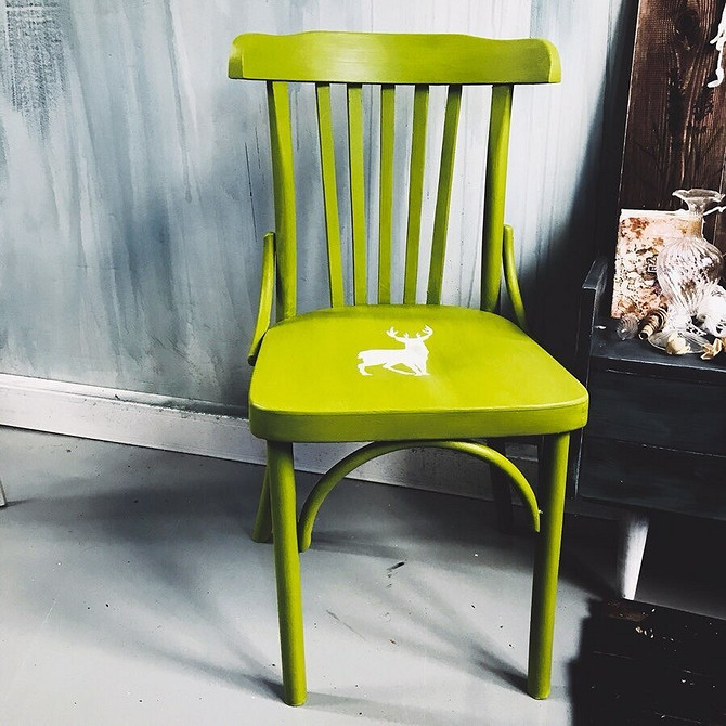 Нова оббивка стільця Оновлення оббивки старого стільця для створення сучасного вигляду вінтажних меблів.