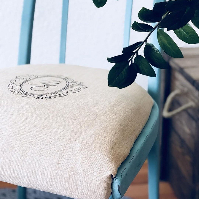 Унікальний дизайн стільця Ідея декору для старих стільців: використання тканини та фарби для унікального дизайну.
