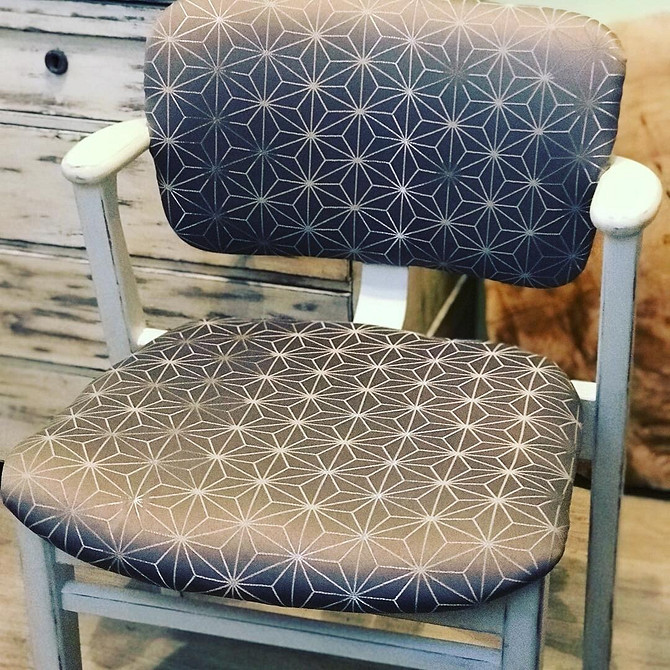 Яскраві стільці в інтер'єрі Фарбування стільців у різні кольори: створення яскравого акценту в інтер'єрі кімнати.