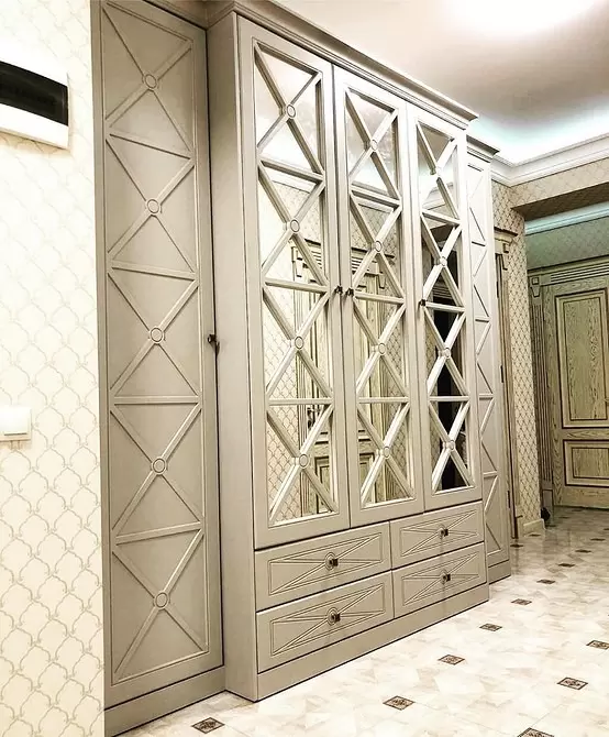 Економія простору Ефективне використання простору та стильний дизайн вбудованих шаф на замовлення.