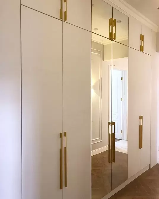 Дзеркальна шафа купе Вбудовані шафи на замовлення: шафа купе з дзеркальними дверцятами у спальні.