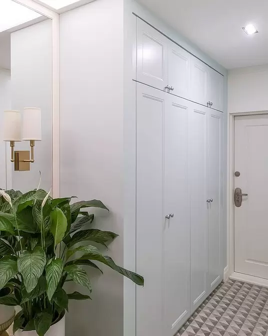 Мінімалізм в шафі Дизайн шафи купе: сучасний мінімалізм, світлі кольори та функціональність.