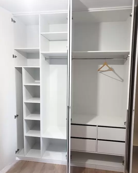 Погана фурнітура - біда Проблеми вбудованих шаф: неякісна фурнітура, поломка механізмів відкривання.