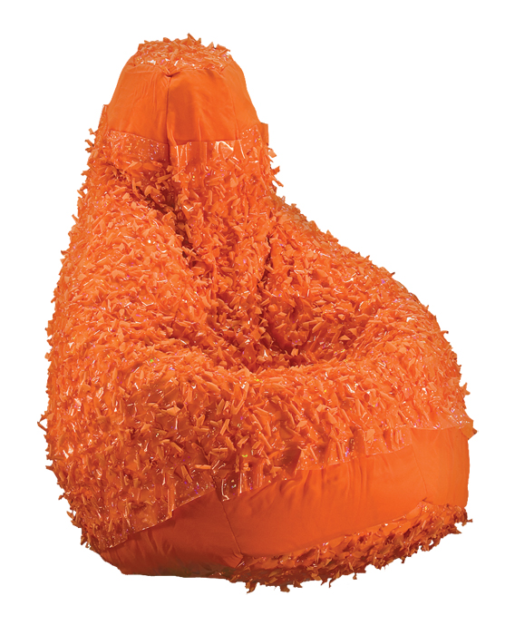 Комфортний відпочинок вдома Затишний крісло-мішок у вітальні: ідеальне місце для релаксу з безкаркасними меблями.