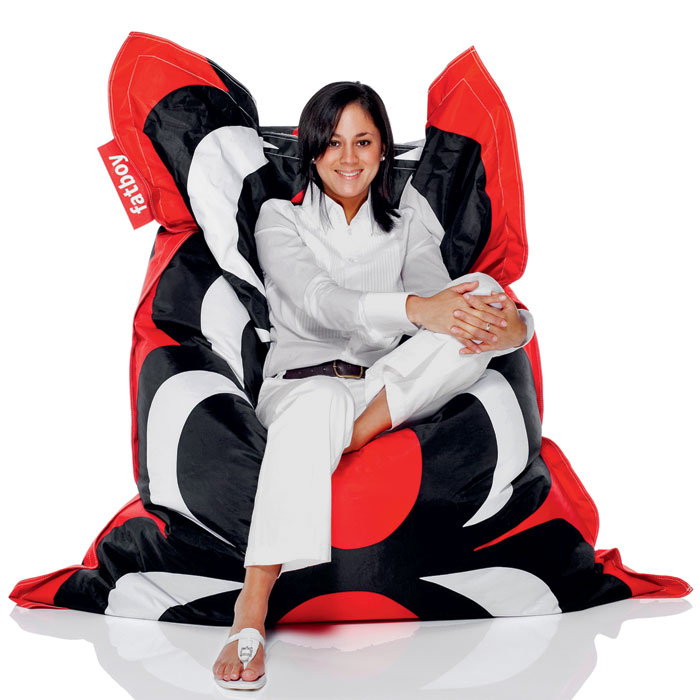 Затишний куточок для читання Дівчина читає книгу в зручному кріслі-мішку: релакс та комфорт безкаркасних меблів.