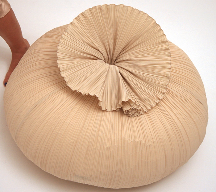 Якість та комфорт Детальний вид тканини крісла-мішка: якісна та приємна на дотик велюрова оббивка.