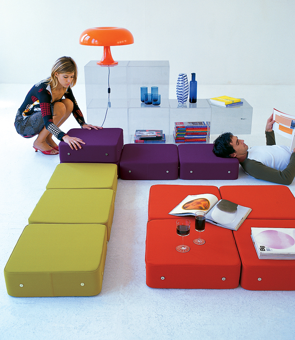 Відпочинок на свіжому повітрі Крісла-мішки на терасі: затишна зона відпочинку на свіжому повітрі з безкаркасними меблями.