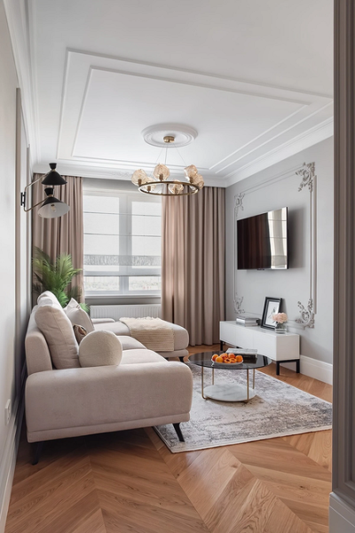 Диван честерфілд: стиль Вишуканий бежевий диван честерфілд в класичному інтер'єрі з каміном