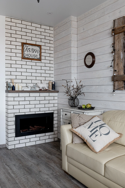 Бежевий кутовий диван Розкішний бежевий кутовий диван у вітальні з декоративними подушками та пледом