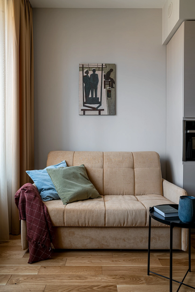 Велюровий бежевий диван М'який бежевий диван з велюровою оббивкою у затишній вітальні