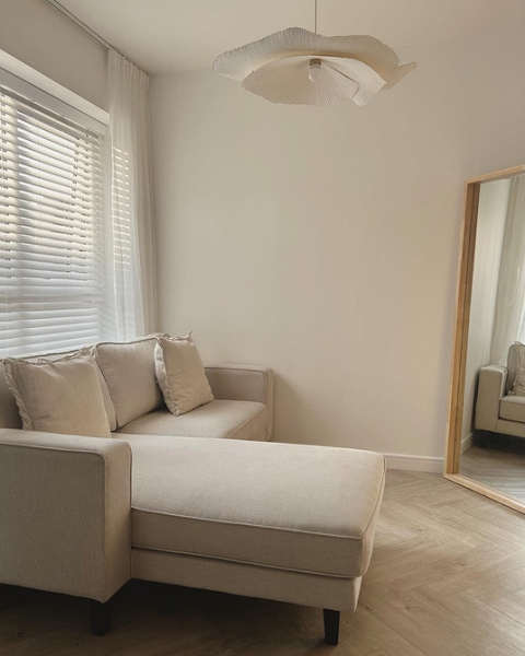 Модульний бежевий диван Функціональний бежевий модульний диван у вітальні, зручне рішення для дому