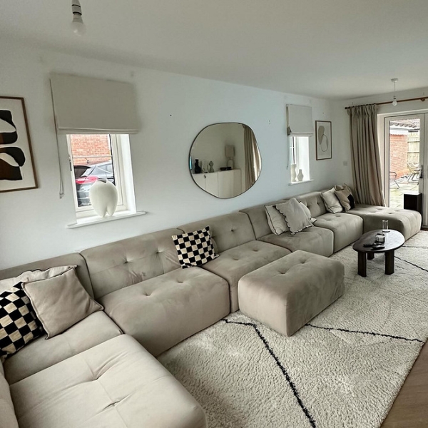 Дерево і бежевий Елегантний бежевий диван в поєднанні з дерев'яним журнальним столиком