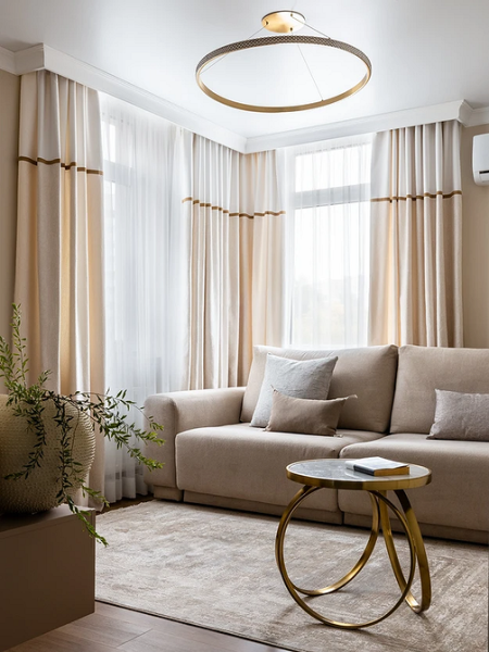 Диван честерфілд Елегантний бежевий диван честерфілд в класичному інтер'єрі з каміном