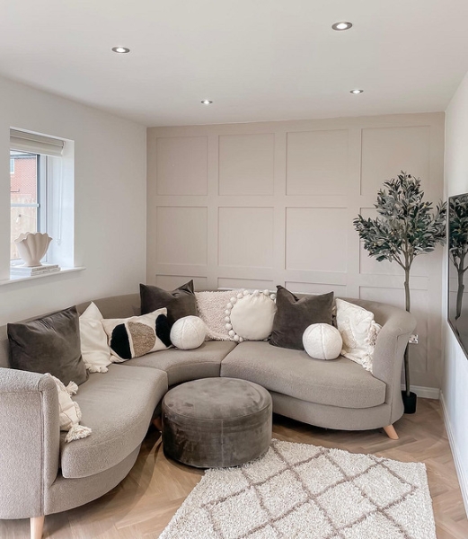 Подушки для дивану Бежевий диван з подушками різних відтінків у вітальні, стильний акцент