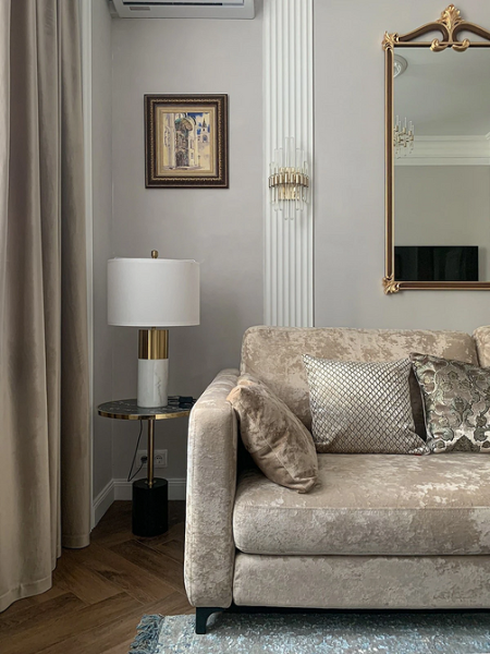 Велюровий бежевий диван М'який бежевий диван з велюровою оббивкою в сучасній вітальні