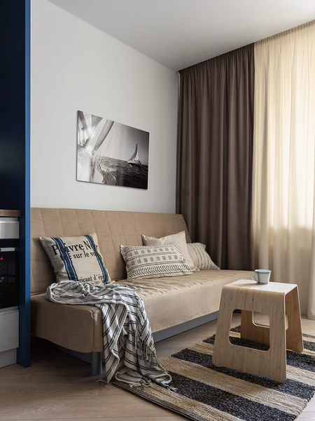 Модульний диван Модульний бежевий диван у вітальні з килимом та декоративними подушками