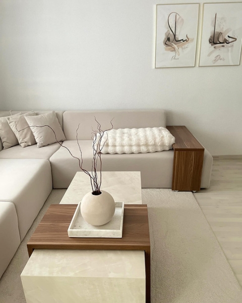 Світлий бежевий комплект Бежевий диван та крісла в світлій вітальні з великими вікнами