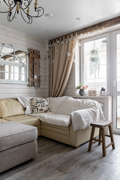 Бежевий диван в інтер'єрі Стильний бежевий диван в сучасному інтер'єрі вітальні, створює затишну атмосферу