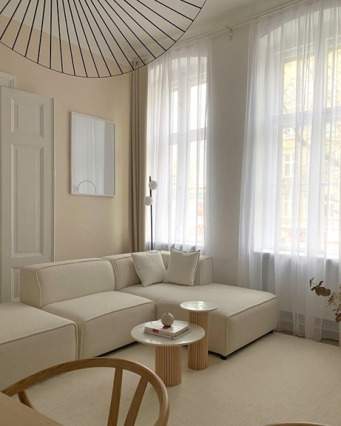 Модульний диван бежевий Сучасний модульний бежевий диван в мінімалістичному інтер'єрі, багатофункціональність та комфорт