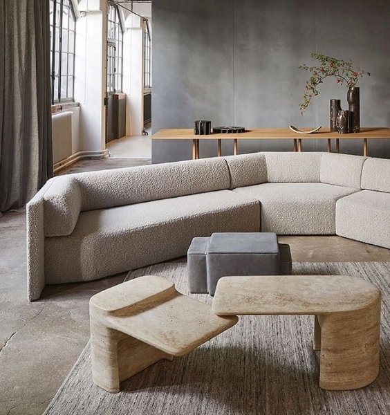 Світло і бежевий Світлий бежевий диван у вітальні з великим вікном та природним освітленням