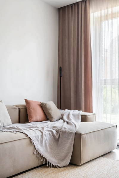 Бежевий диван для малої вітальні Маленький бежевий диван в компактній вітальні, ідеально для невеликих приміщень