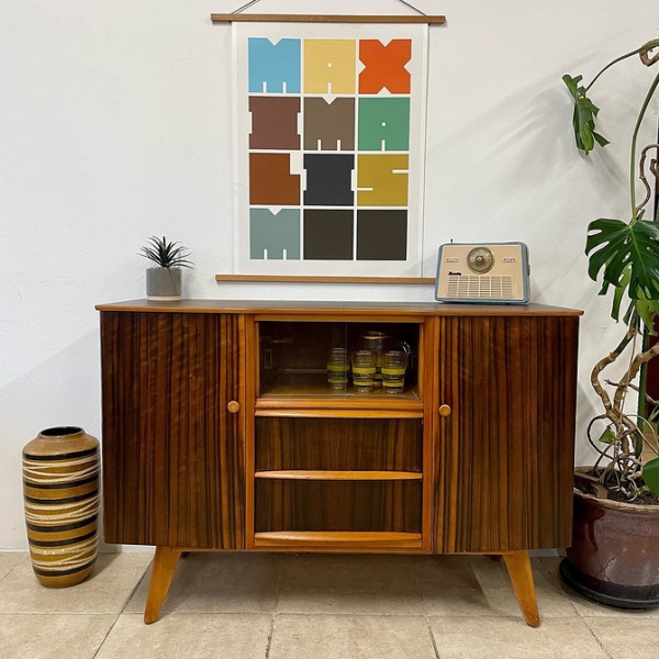 Зебрано і декор Темні меблі зебрано гармонійно поєднуються з іншими елементами декору в кімнаті