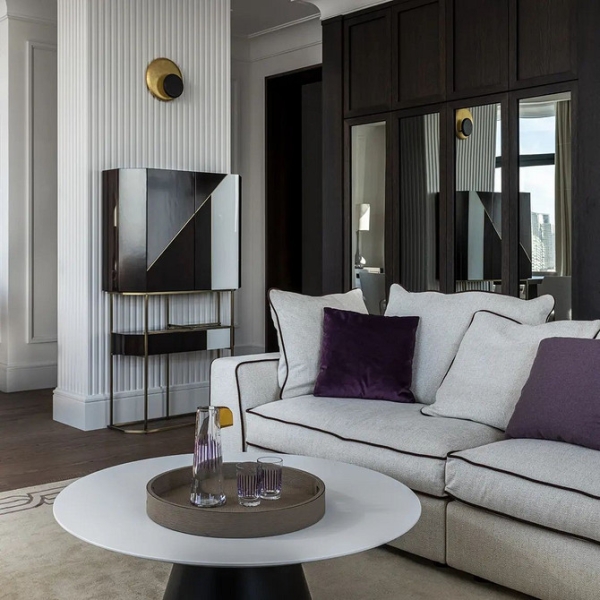 Класика та горіх Інтер'єр з темними меблями в стилі класика. Меблі з натурального дерева горіх.