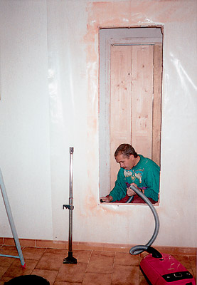 Прасувальна дошка в стіні Сучасна прасувальна дошка, прихована в стіні, функціональний дизайн для економії місця.