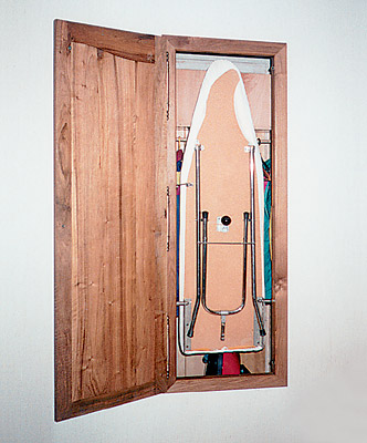 Прасувальна шафа з полицями Вмонтована в шафу з поличками зручна прасувальна дошка для зберігання речей.