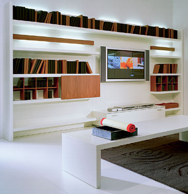 Організація простору вдома Стійкий стелаж з особистими речами в українському інтер'єрі для дому.