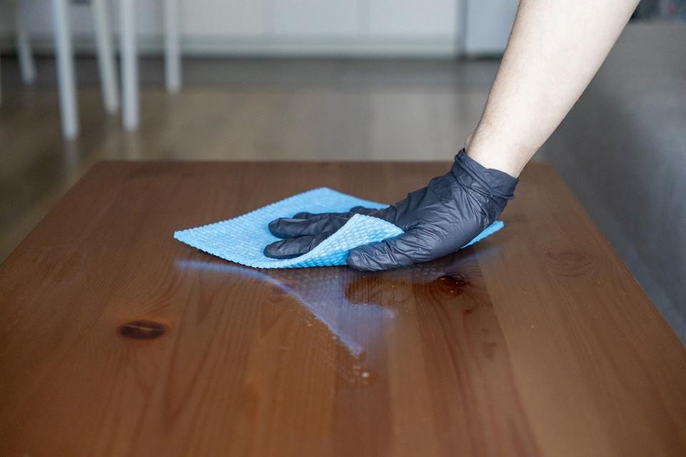 Відновлений вигляд Результат полірування дерев'яних меблів: відновлений блиск та захист від пошкоджень