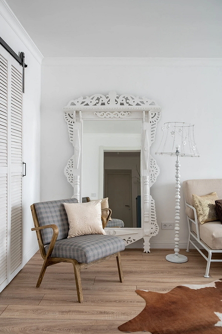 Дизайн малої вітальні Функціональний дизайн маленької вітальні з вдалим розміщенням меблів для економії місця.