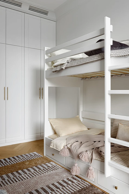 Зонування спальні Ефективне зонування спальні: ліжко відокремлене ширмою, робочий стіл біля вікна.