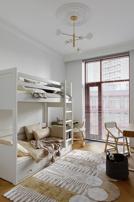 Затишок у спальні Розстановка меблів у спальні: ліжко біля вікна, тумбочки, комод, килим.