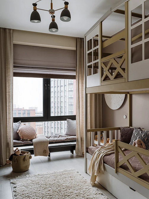 Спальня 2026: дизайн Дизайн спальні 2026: ліжко з м'яким узголів'ям, тумбочки, світильники, спокійні кольори.