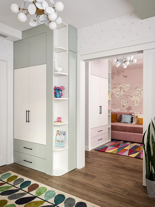 Функціональність спальні Практична розстановка меблів в спальні: ліжко, комод, крісло, освітлення, рослини.