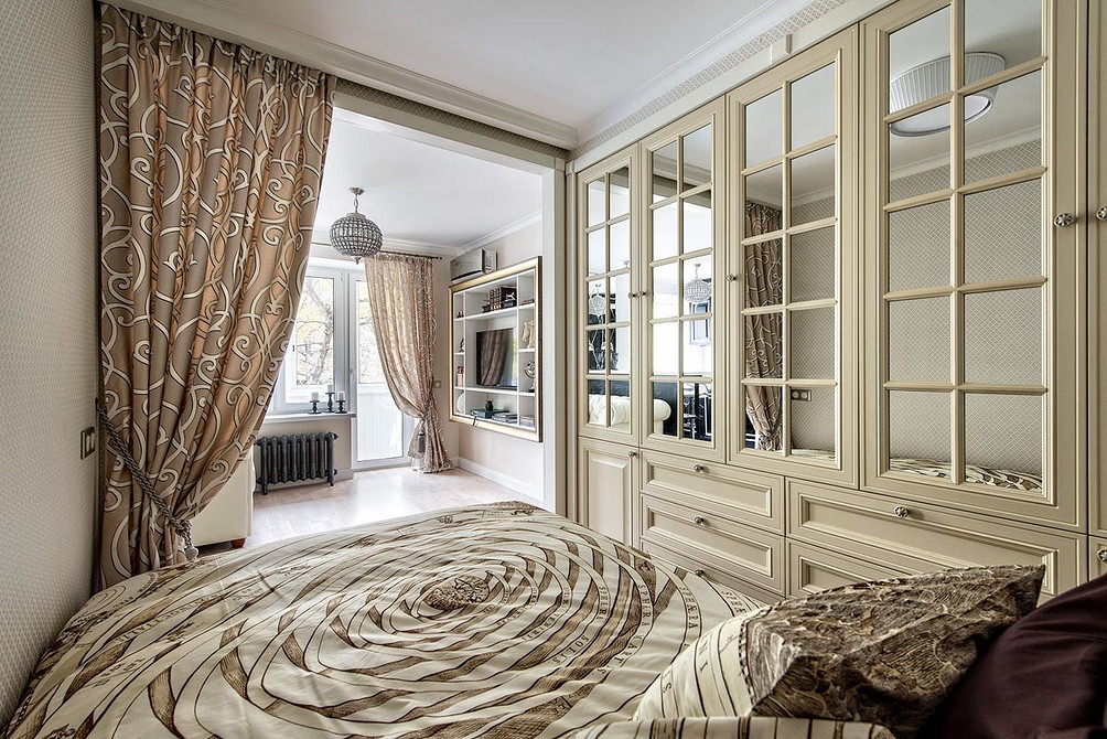 Затишна спальня 2026 Затишна спальня з продуманим плануванням, що візуально збільшує простір у 2026 році.