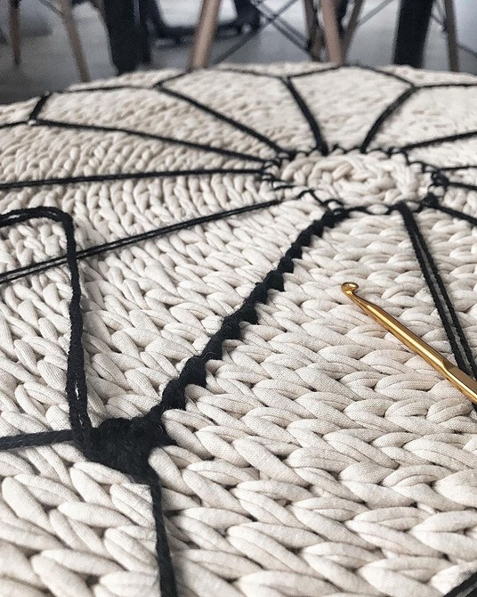 Від ідеї до пуфіка Процес створення пуфика з коробок: від ідеї до готового виробу.