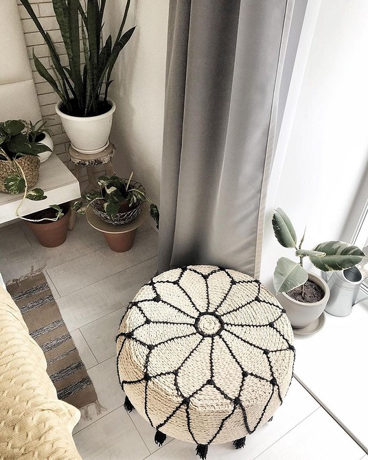 Еко-пуфік своїми руками Пуфік зроблений власноруч з коробки: екологічно чистий та стильний предмет інтер'єру.