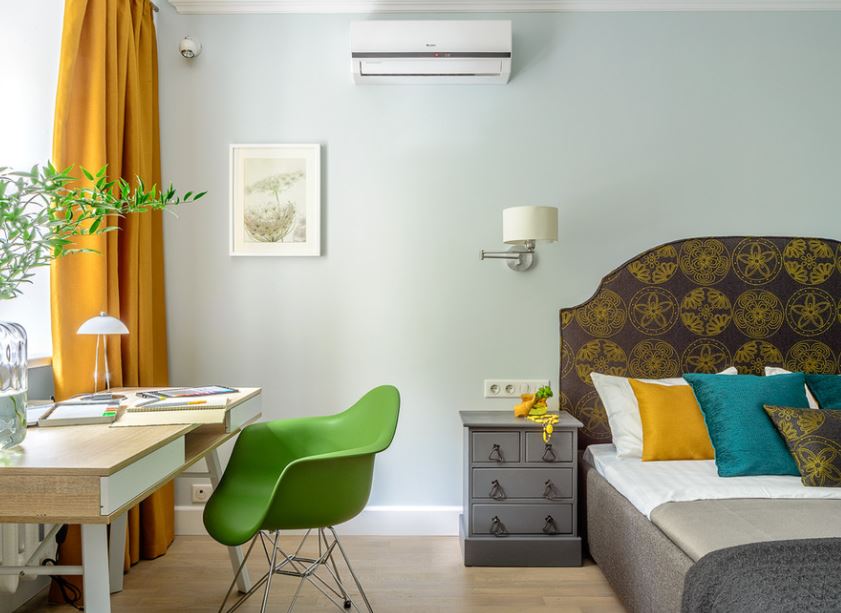 Еклектика та мінімалізм Мінімалізм в еклектиці: світла кімната з поєднанням різних стилів меблів