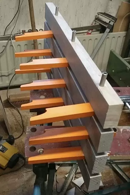 Еко-вішалка з гілок Оригінальна настінна вішалка з дерев'яних гілок для еко-дизайну вашого передпокою.