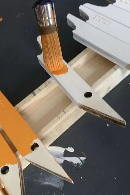 Ручна робота: елегантність Елегантна дерев'яна вішалка ручної роботи прикрасить ваш передпокій та інтер'єр.