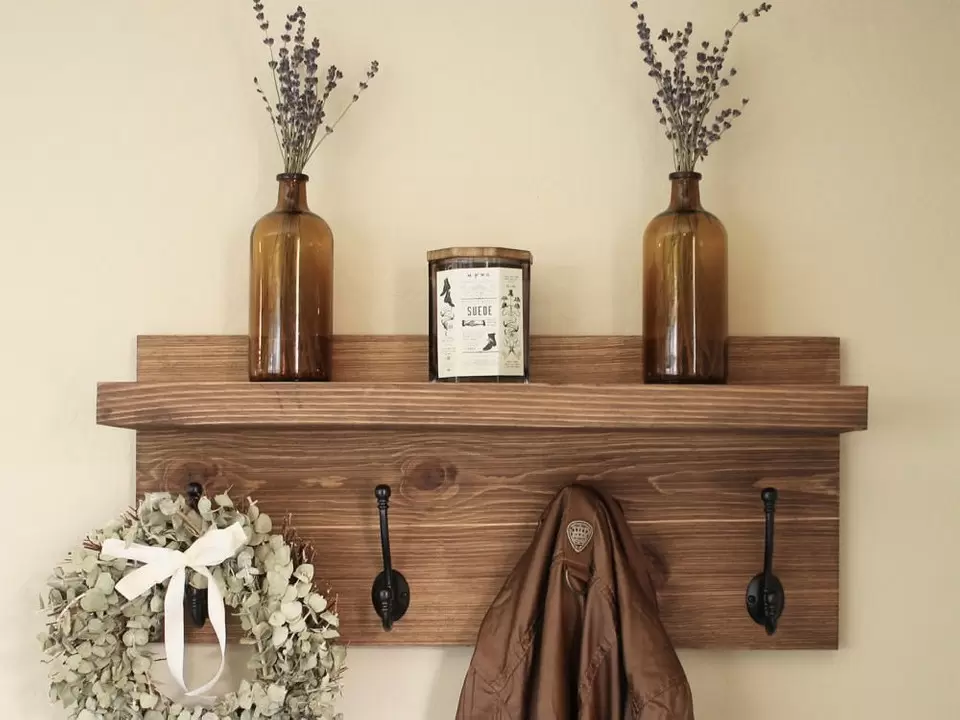 Вішалка для малих просторів Компактна настінна вішалка з дерева: ідеально підходить для маленької квартири.